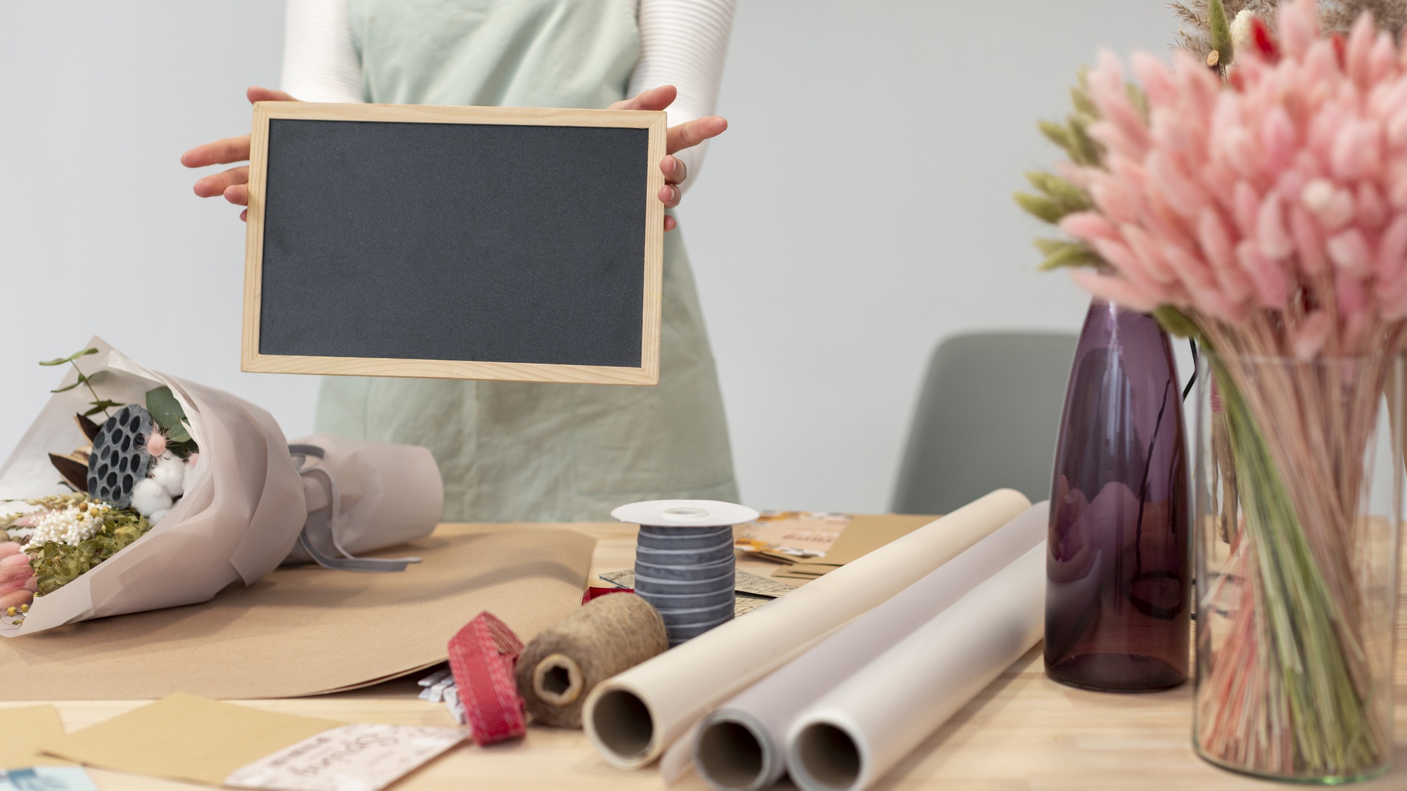 taller ricamo con certificati appesi