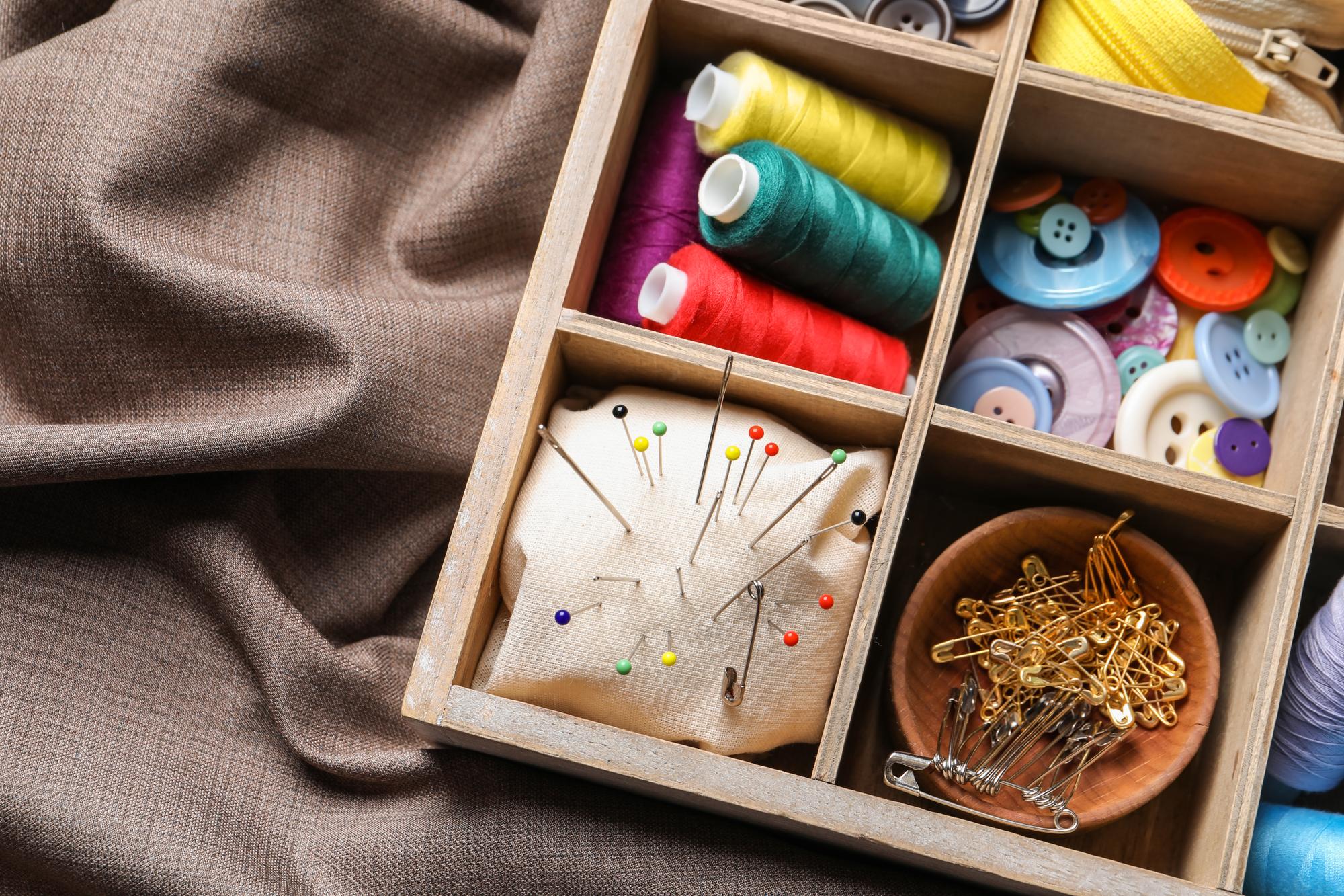 set di materiali per ricamo organizzati